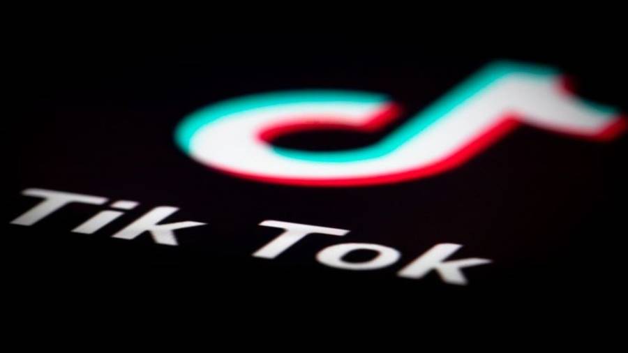 Cómo jóvenes venezolanos se ayudan con ingresos por TikTok