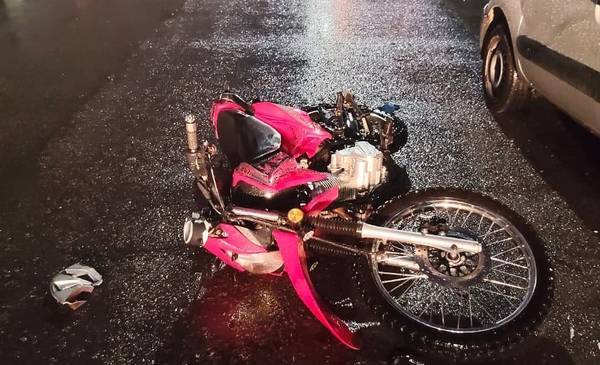 Dos motociclistas hospitalizados tras un choque en calle 12 de octubre