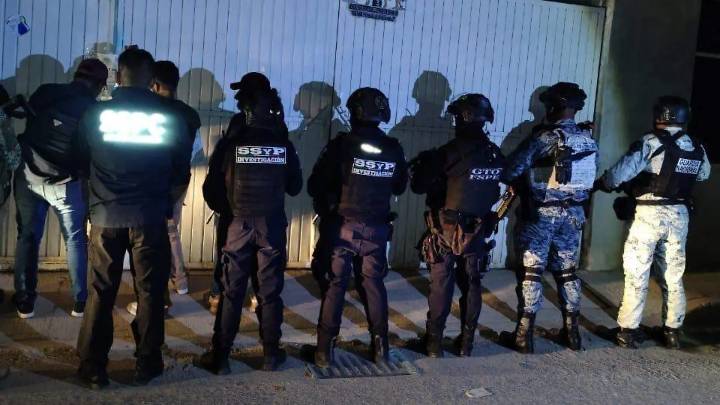 Desmantelan punto de venta de drogas en Irapuato; aseguran dinero y armas