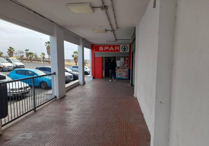 Un hombre armado con un cuchillo atraca un supermercado en Jinámar y huye con el dinero