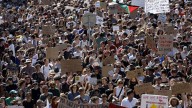 Francia: mientras cientos de miles protestan, Macron nombra a un primer ministro de su propio partido