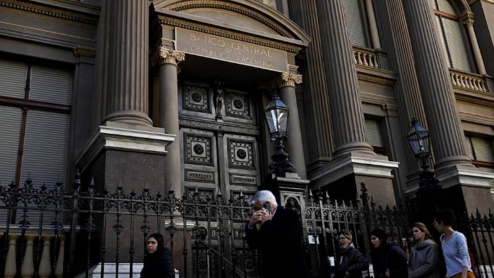 Los argentinos compraron menos dólares en agosto en medio de cotizaciones y tasas al alza