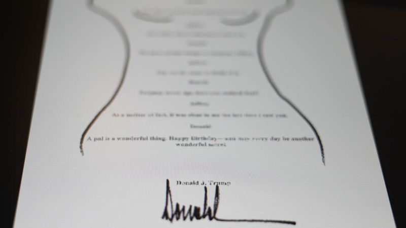 Revelan tarjeta de cumpleaños que supuestamente Trump habría enviado a Epstein