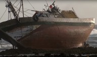 El vertido por el barco encallado en Lanzarote obliga a cerrar playas