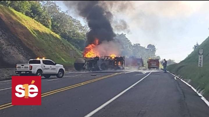 Pipa se incendia en la autopista México-Tuxpan y provoca cierre total