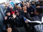 Corridas, empujones y pedradas: el breve enfrentamiento en la previa del acto de Milei en Moreno