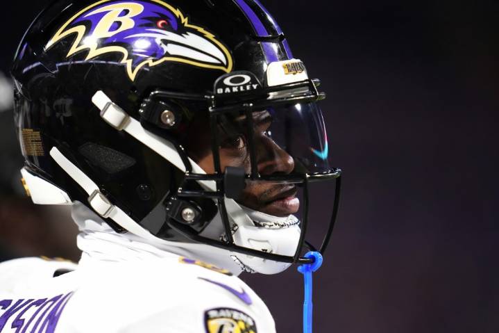 Ravens QB Lamar Jackson shoves Bills fan after being hit