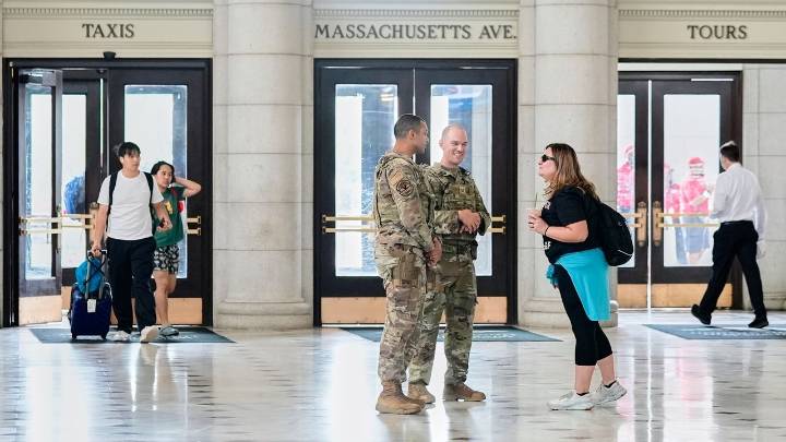 Signaling collaboration, DC mayor orders emergency operations center kept open to work with feds
