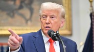 La FCC podría revocar licencias a canales que critiquen a Trump