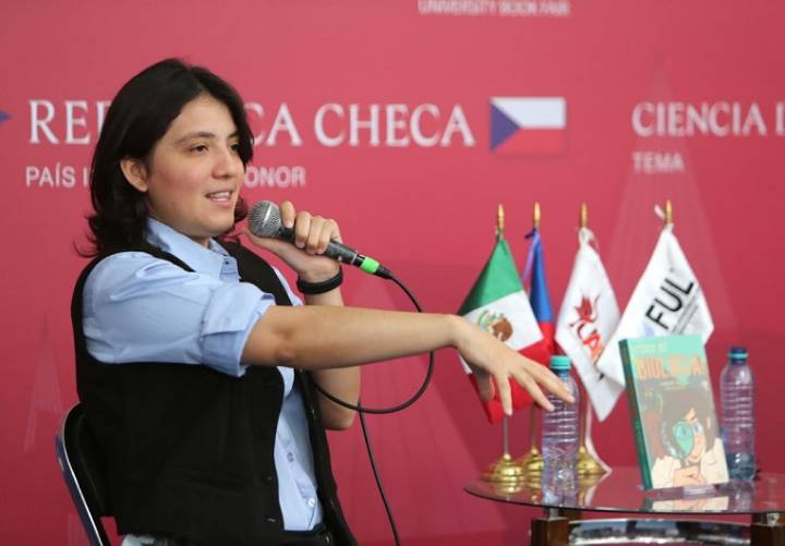 “Polli Padilla” hace divertida la biología en la FUL 2025