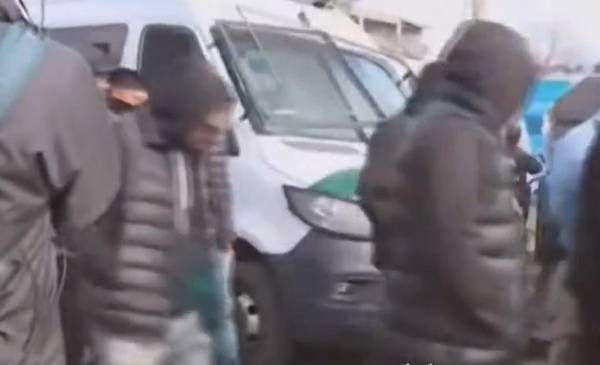 Con encapuchados, empieza a llegar la gente al cierre de campaña de LLA en Moreno