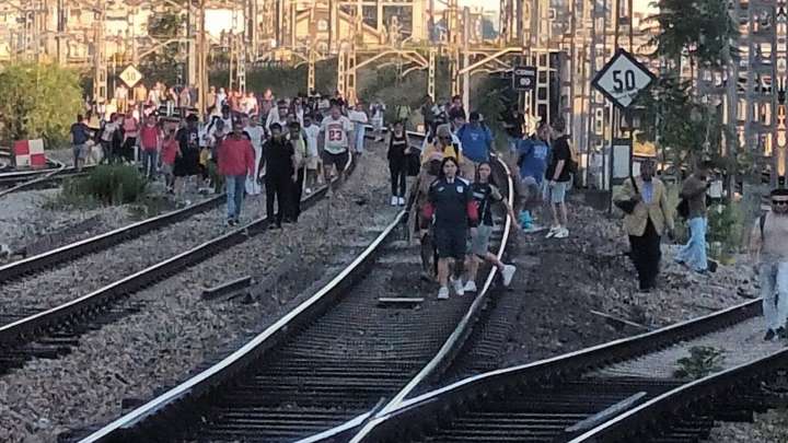 Caos en Atocha: los pasajeros de Cercanías ocupan las vías tras una avería en las líneas C2, C7, C8 y C10