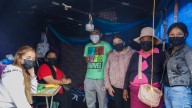 Entre lonas, ratas y lluvias viven padres afuera del Hospital del Niño