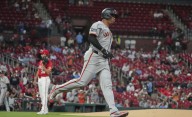 Streaking Giants use 18 hits to deck Cards 8