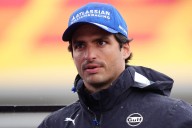 El momento en el que Carlos Sainz se confundió y entró al box de Alpine en las prácticas de Fórmula 1 en Bakú
