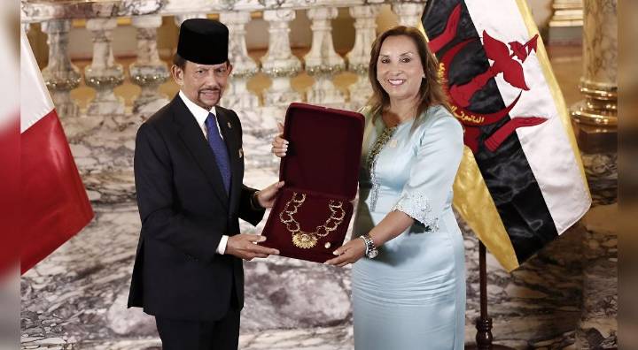 Revelan lujosos regalos recibidos por Dina: perfume Dior, estatuas y cosméticos