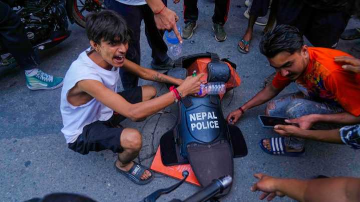 La esposa del exprimer ministro nepalí muere tras ser quemada por manifestantes