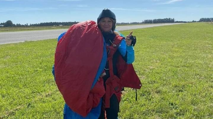 Investigan si falló el paracaídas o hubo un error humano en la muerte de la mujer que saltó desde una avioneta