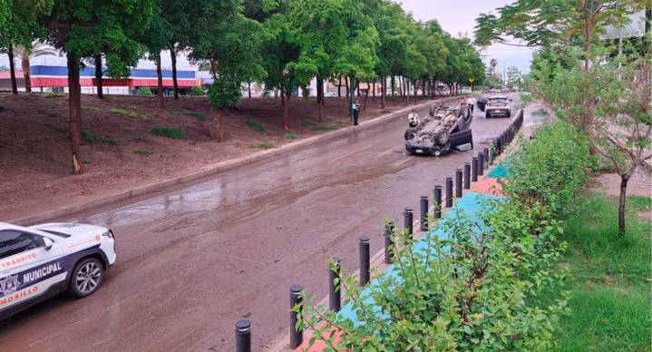 Exceso de velocidad y lluvias provocan volcadura en el centro de Hermosillo