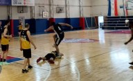 Brutal agresión en el básquet amateur: codazo y pisotón en la cabeza al rival