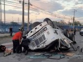 Tráiler cae al vacío y conductor muere aplastado