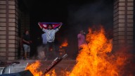 Nepal en llamas: manifestantes incendian el Parlamento y atacan a la élite política