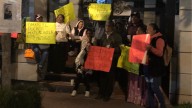 Familiares de Omar «N» se congregan afuera del TRIJAEM como protesta por su detención