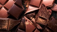 Detienen a una mujer en Rusia por robar 223 tabletas de chocolate y comérselas