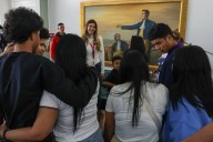 Cinco niños "secuestrados" retornaron al país desde EEUU en vuelo de deportación