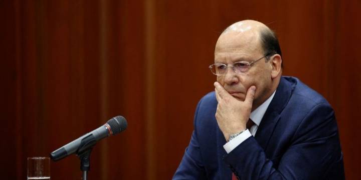Ministro de Hacienda se unió a funcionarios que renunciaron a su visa, tras decisión de Estados Unidos de revocársela a Petro