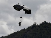 Tragedia en desfile militar, paracaidista cae al realizar maniobra aérea
