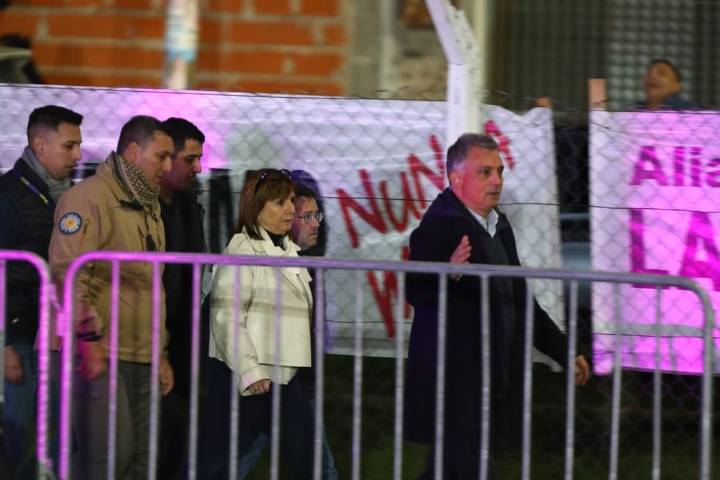 Encapuchados. El incómodo silencio de Bullrich y Pareja por la presencia de barrabravas en el acto de Milei