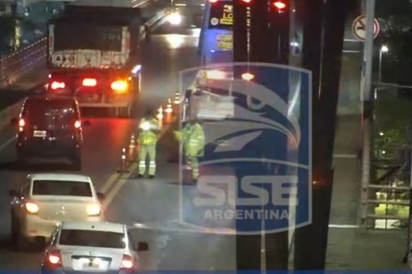 QUE LO TIRÓ! Un colectivo de larga distancia con problemas mecánicos en medio del Puente Belgrano