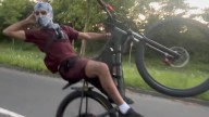 A 94 kilómetros por hora por la autopista en bici eléctrica: la policía busca al ciclista de estos vídeos