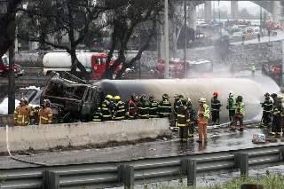Suben a cuatro los muertos y a 90 los heridos por explosión de camión de gas en México