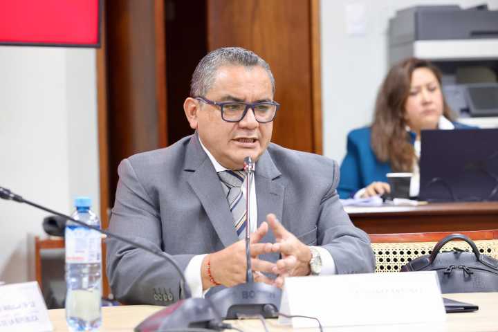 Santiváñez rechaza audios y denuncia campaña mediática en su contra