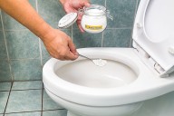 Conoce para qué sirve tirar sal y bicarbonato de sodio al inodoro