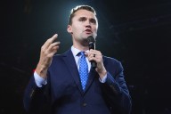 Charlie Kirk, activista conservador, recibe un disparo en el interior de un campus universitario