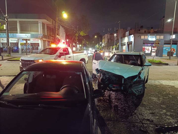 Triple colisión en Guadalajara: conductor impacta a dos autos por exceso de velocidad y posible estado de ebriedad