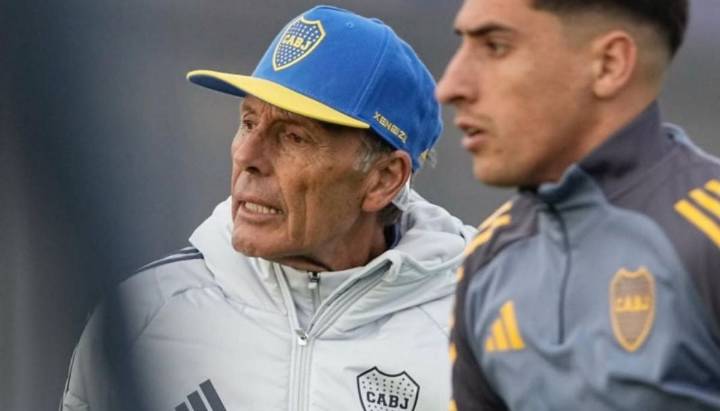 "Es hora de que vayas a descansar": la imagen del DT de Boca Juniors que desató ola de comentarios