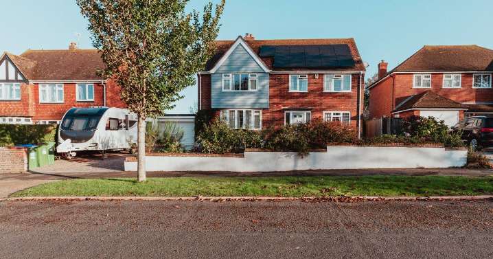 Furious resident plots drastic action after neighbour's customers keep parking on drive