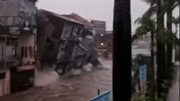 Video: Building collapses in Bali floods
