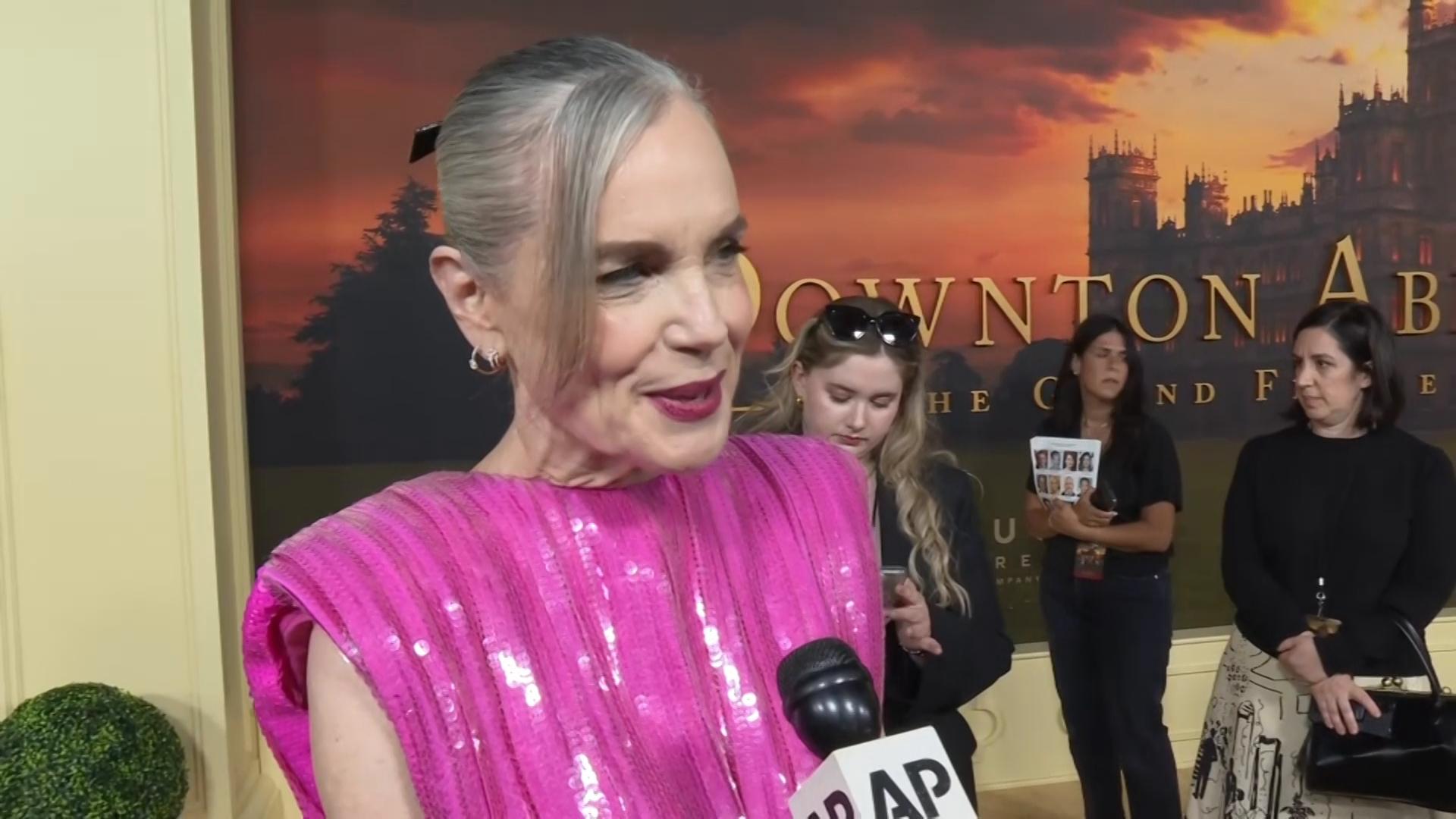 Elizabeth McGovern pays tribute to fellow actor Maggie Smith at 'Downton Abbey' premiere