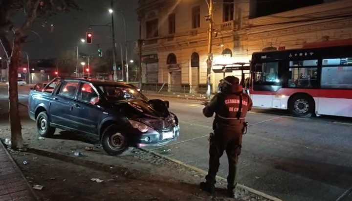 Conductora ebria atropella a tres peatones en Santiago: una víctima está en riesgo vital
