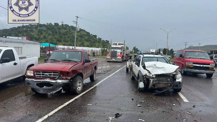 Aparatoso choque en carretera de Cuauhtémoc deja daños materiales