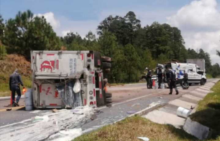 CAMIÓN DE HELADOS SE VOLCÓ EN LOS BERROS; VILLA DE ALLENDE
