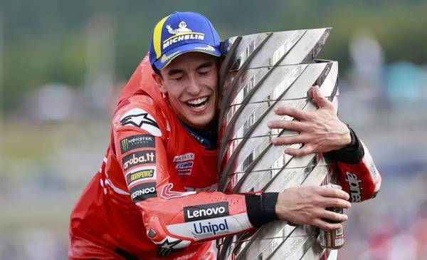 Marc Márquez volvió a abrazarse a la gloria: séptimo título de MotoGP, igualando a Valentino Rossi