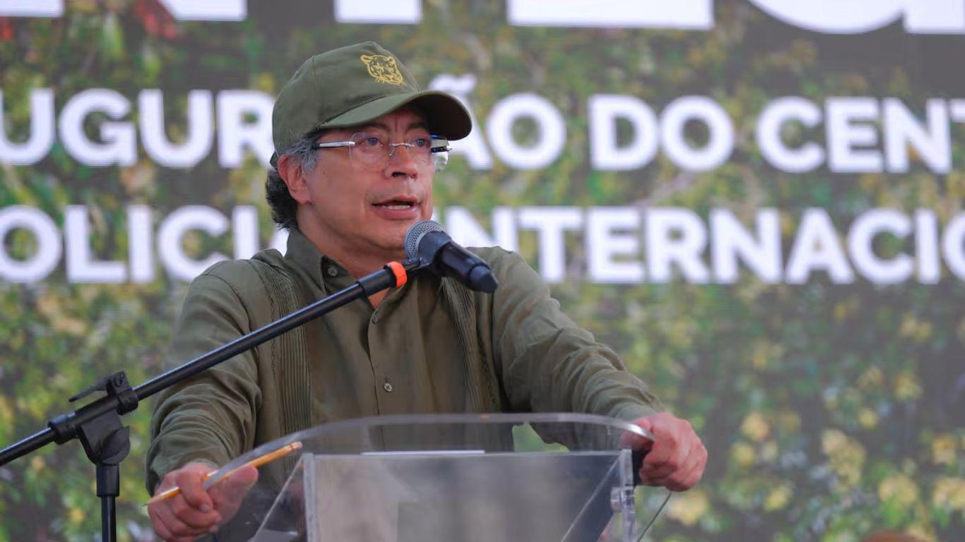 Petro rechaza uso de Colombia para una invasión en Venezuela y pide diálogo político