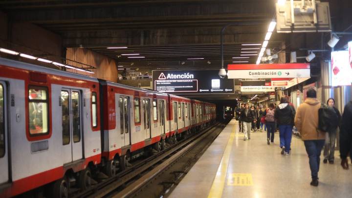 Metro de Santiago cierra nuevamente un tramo de Línea 1 por persona en la vía
