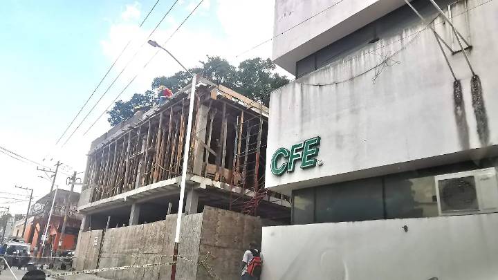 Tlanchinol: lluvia derriba postes y deja sin energía a Santa Lucía